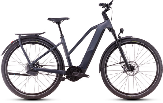 Ein CUBE Kathmandu Hybrid Comfort SLX 800 nightsky´n´ink Trapeze 2025 Elektrofahrrad mit Durchstiegsrahmen, Gepäckträger, Schutzblechen, Vorderradgabel mit Federung, Enviolo-Nabenschaltung und Scheibenbremsen im Seitenprofil vor weißem Hintergrund.