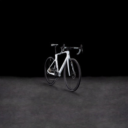 Das CUBE Agree C:62 ONE foggrey'n'grey 2025 Rennrad hebt sich mit seinem modernen Rahmen, der Shimano 105 Di2 Gruppe, dem tiefen Lenker und der schnittigen Bereifung von einem dunklen Hintergrund ab.