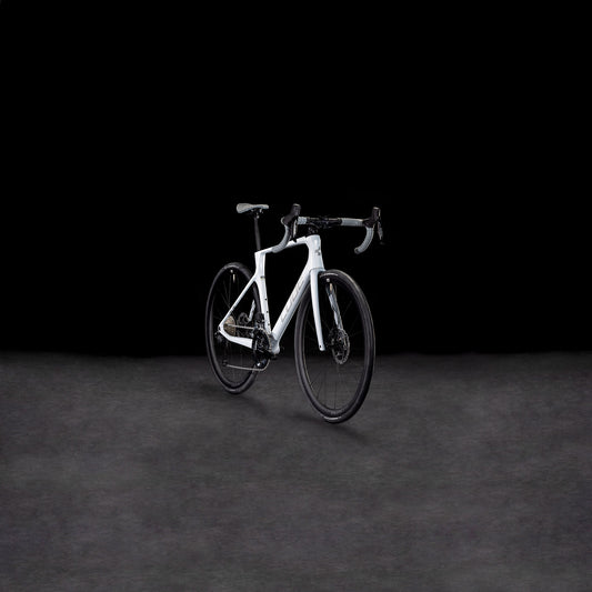 Das CUBE Agree C:62 ONE foggrey'n'grey 2025 Rennrad hebt sich mit seinem modernen Rahmen, der Shimano 105 Di2 Gruppe, dem tiefen Lenker und der schnittigen Bereifung von einem dunklen Hintergrund ab.