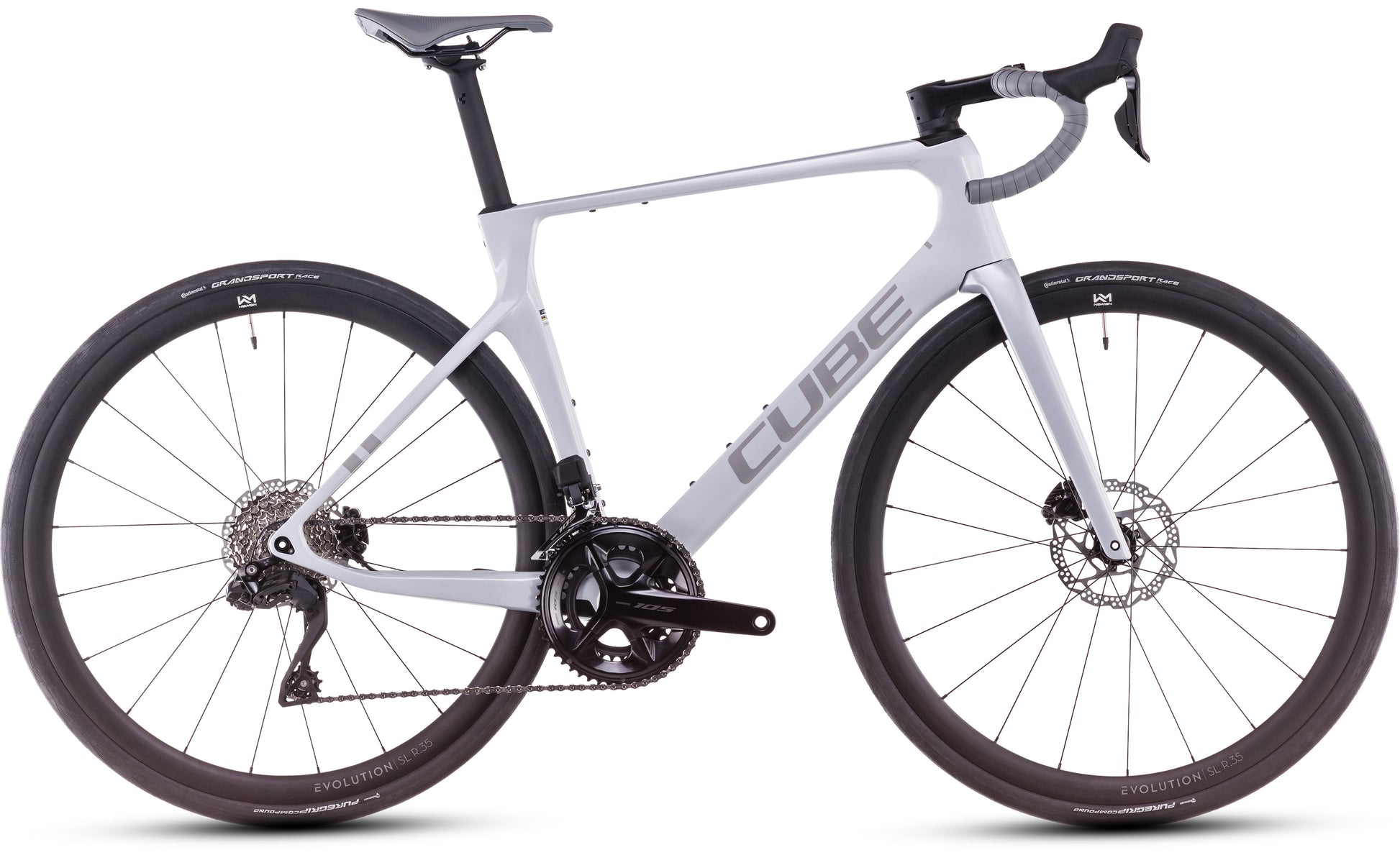 Das Cube Agree C:62 ONE foggrey'n'grey 2025 von CUBE zeigt sich im Profil mit weißem Rahmen, schwarzem Lenker, zwei großen schwarzen Laufrädern, Scheibenbremsen, Shimano 105 Di2 und Dropbars. Das CUBE-Logo ist auf dem Rahmen sichtbar.