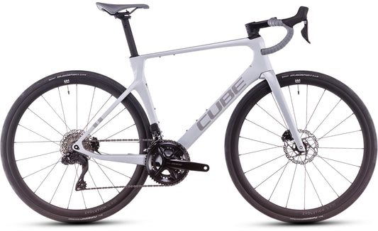 Das Cube Agree C:62 ONE foggrey'n'grey 2025 von CUBE zeigt sich im Profil mit weißem Rahmen, schwarzem Lenker, zwei großen schwarzen Laufrädern, Scheibenbremsen, Shimano 105 Di2 und Dropbars. Das CUBE-Logo ist auf dem Rahmen sichtbar.