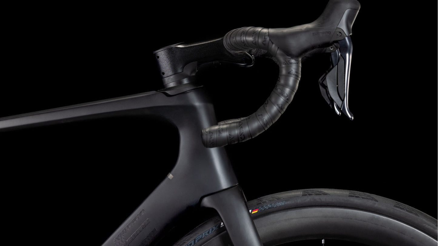 Nahaufnahme des vorderen Teils des CUBE Agree C:62 Pro blackline 2025 mit Lenker, Bremshebel, Vorderrad und einem Teil des C:62 Carbon-Rahmens vor einem schwarzen Hintergrund.