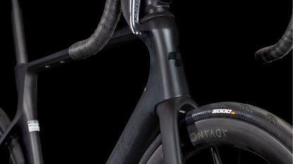 Die Nahaufnahme des CUBE Agree C:62 Pro blackline 2025 zeigt den mattschwarzen C:62® Carbon-Rahmen, die Vorderradgabel, den Newmen Advanced A 50-Laufradsatz und den Continental Grand Prix 5000-Reifen vor einem schwarzen Hintergrund.