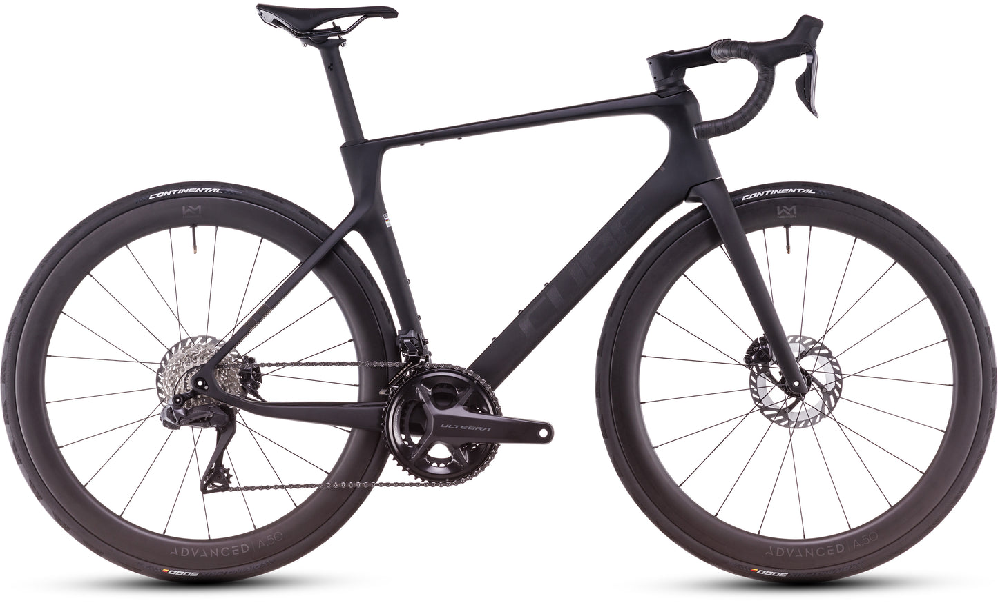Das CUBE Agree C:62 Pro blackline 2025 ist ein schlankes, schwarzes Rennrad mit einem aerodynamischen Carbonrahmen, einem abfallenden Lenker, Carbonlaufrädern mit tiefem Profil und dünnen Reifen, die im Profil auf weißem Hintergrund dargestellt sind.