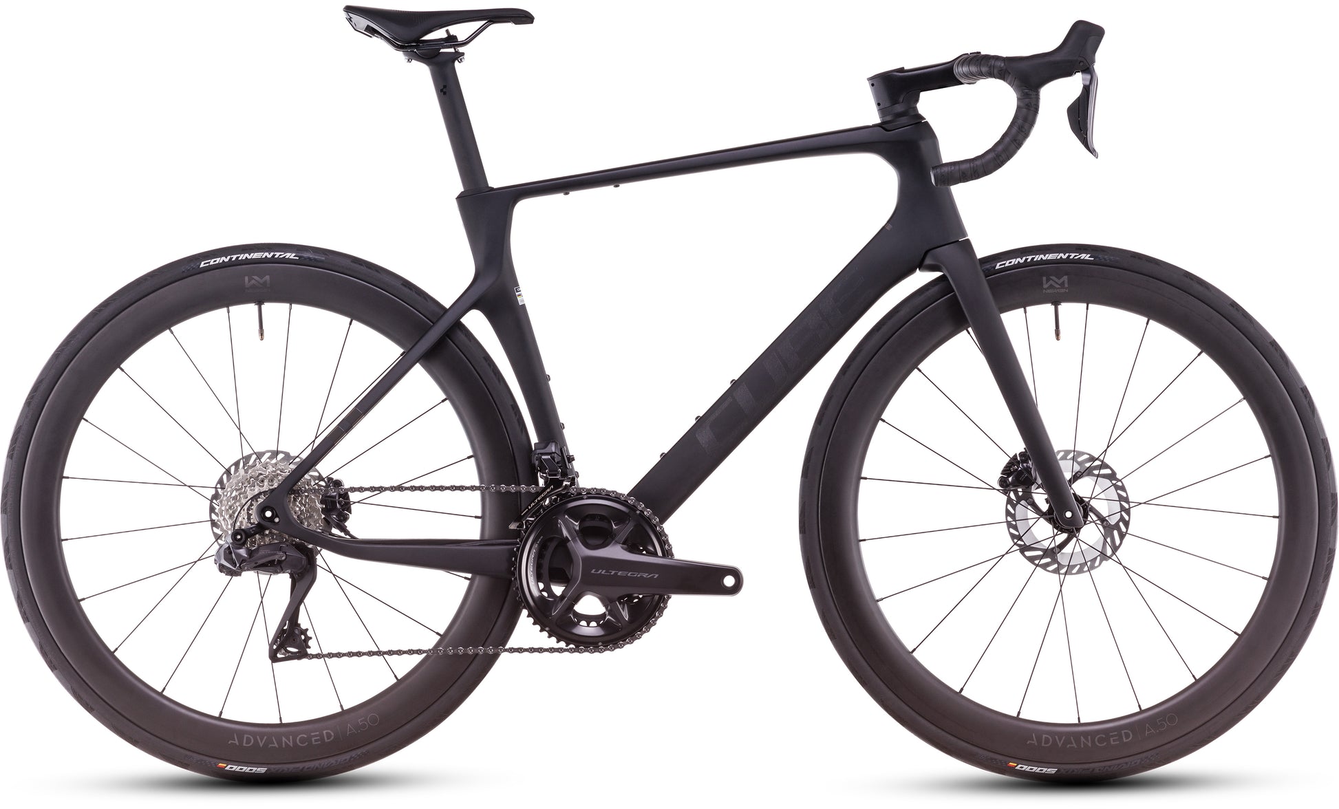 Das CUBE Agree C:62 Pro blackline 2025 ist ein schlankes, schwarzes Rennrad mit einem aerodynamischen Carbonrahmen, einem abfallenden Lenker, Carbonlaufrädern mit tiefem Profil und dünnen Reifen, die im Profil auf weißem Hintergrund dargestellt sind.