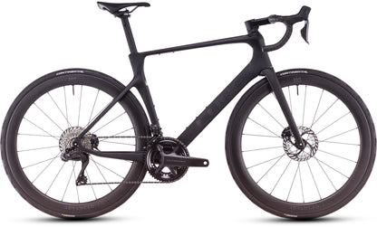 Das CUBE Agree C:62 Pro blackline 2025 ist ein schlankes, schwarzes Rennrad mit einem aerodynamischen Carbonrahmen, einem abfallenden Lenker, Carbonlaufrädern mit tiefem Profil und dünnen Reifen, die im Profil auf weißem Hintergrund dargestellt sind.