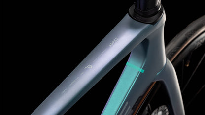 Nahaufnahme des CUBE Agree C:62 Pro polarlight'n'aquagreen 2025 Rahmens, der sein minimalistisches Design mit sichtbarer Sattelstütze und Hinterradreifen zeigt - ideal für Fans des Straßenrennsports.