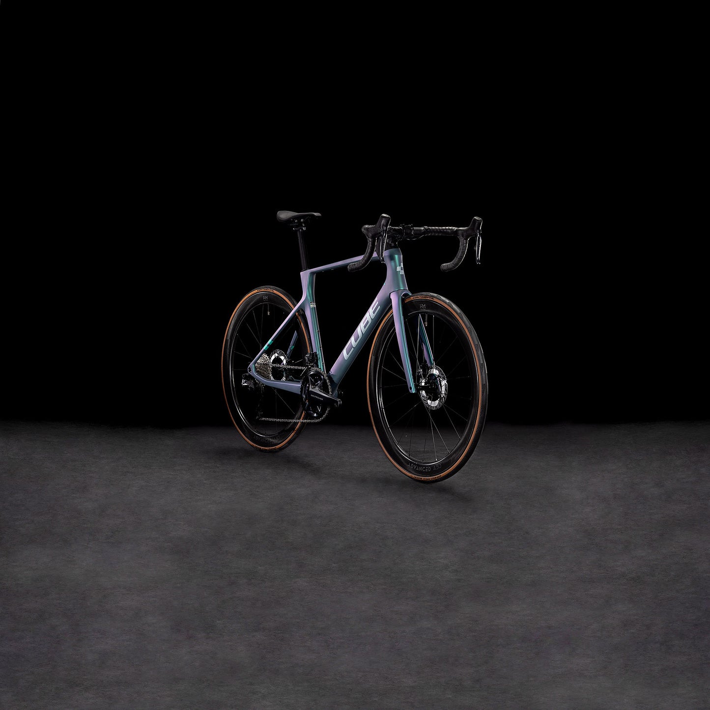 Das CUBE Agree C:62 Pro polarlight'n'aquagreen 2025 mit tiefem Lenker und dünner Bereifung präsentiert sich vor einem dunklen, minimalistischen Hintergrund und ist mit Shimano Ultegra Di2 Präzisionskomponenten ausgestattet.