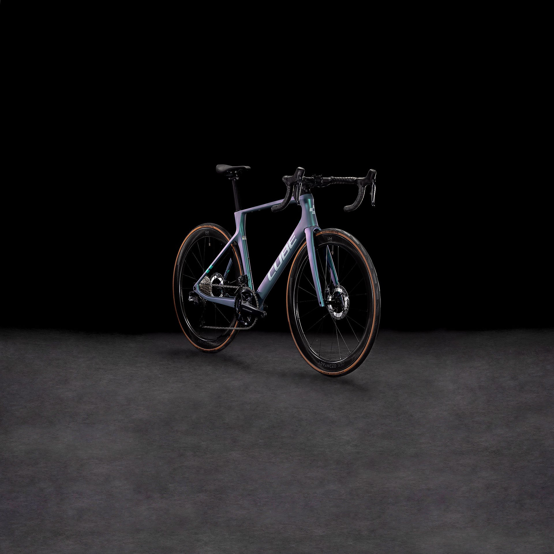 Das CUBE Agree C:62 Pro polarlight'n'aquagreen 2025 mit tiefem Lenker und dünner Bereifung präsentiert sich vor einem dunklen, minimalistischen Hintergrund und ist mit Shimano Ultegra Di2 Präzisionskomponenten ausgestattet.