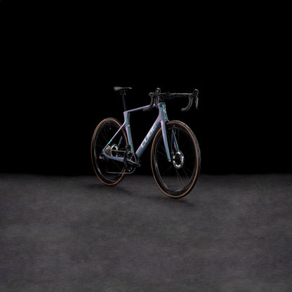 Das CUBE Agree C:62 Pro polarlight'n'aquagreen 2025 mit tiefem Lenker und dünner Bereifung präsentiert sich vor einem dunklen, minimalistischen Hintergrund und ist mit Shimano Ultegra Di2 Präzisionskomponenten ausgestattet.