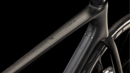 Nahaufnahme des CUBE Litening AIR C:68X Race blackline 2025 Rennradrahmens mit eleganten, mattschwarzen Carbon-Linien und dezentem Branding vor dunklem Hintergrund, um sein modernes Design zu unterstreichen.