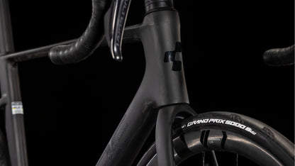 Nahaufnahme des CUBE Litening AIR C:68X Race blackline 2025 Rennrads mit Carbonrahmen, tiefem Lenker, CUBE-Logo am Steuerrohr, Shimano Ultegra Di2 Gruppe und Continental Grand Prix 5000 Reifen vor schwarzem Hintergrund.