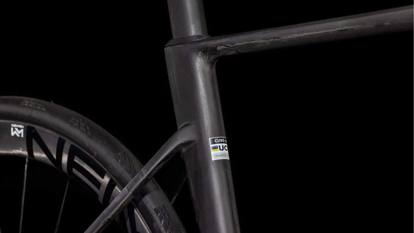 Die Nahaufnahme des mattschwarzen Carbonrahmens des CUBE Litening AIR C:68X Race blackline 2025 hebt das Sitzrohr, die Sitzstrebe, das Hinterrad und den UCI-Aufkleber hervor. Shimano Ultegra Di2-Teile betonen den schlanken Look vor schwarzem Hintergrund.