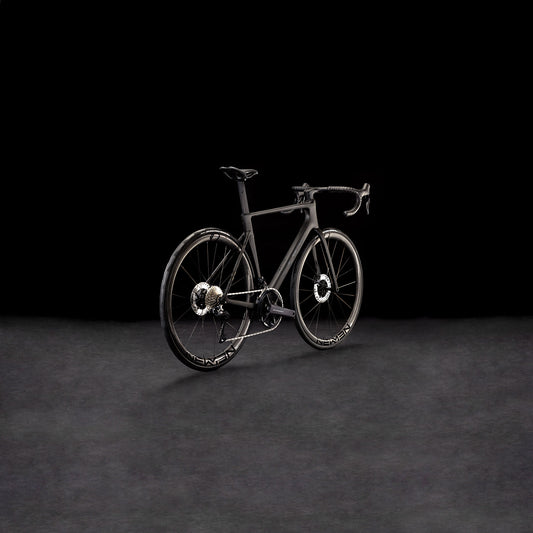 Das CUBE Litening AIR C:68X Race blackline 2025, ein schnittiges Rennrad mit aerodynamischem Carbonrahmen und Shimano Ultegra Di2, besticht durch seine Leistung und seinen Stil vor einem schwarzen Hintergrund.
