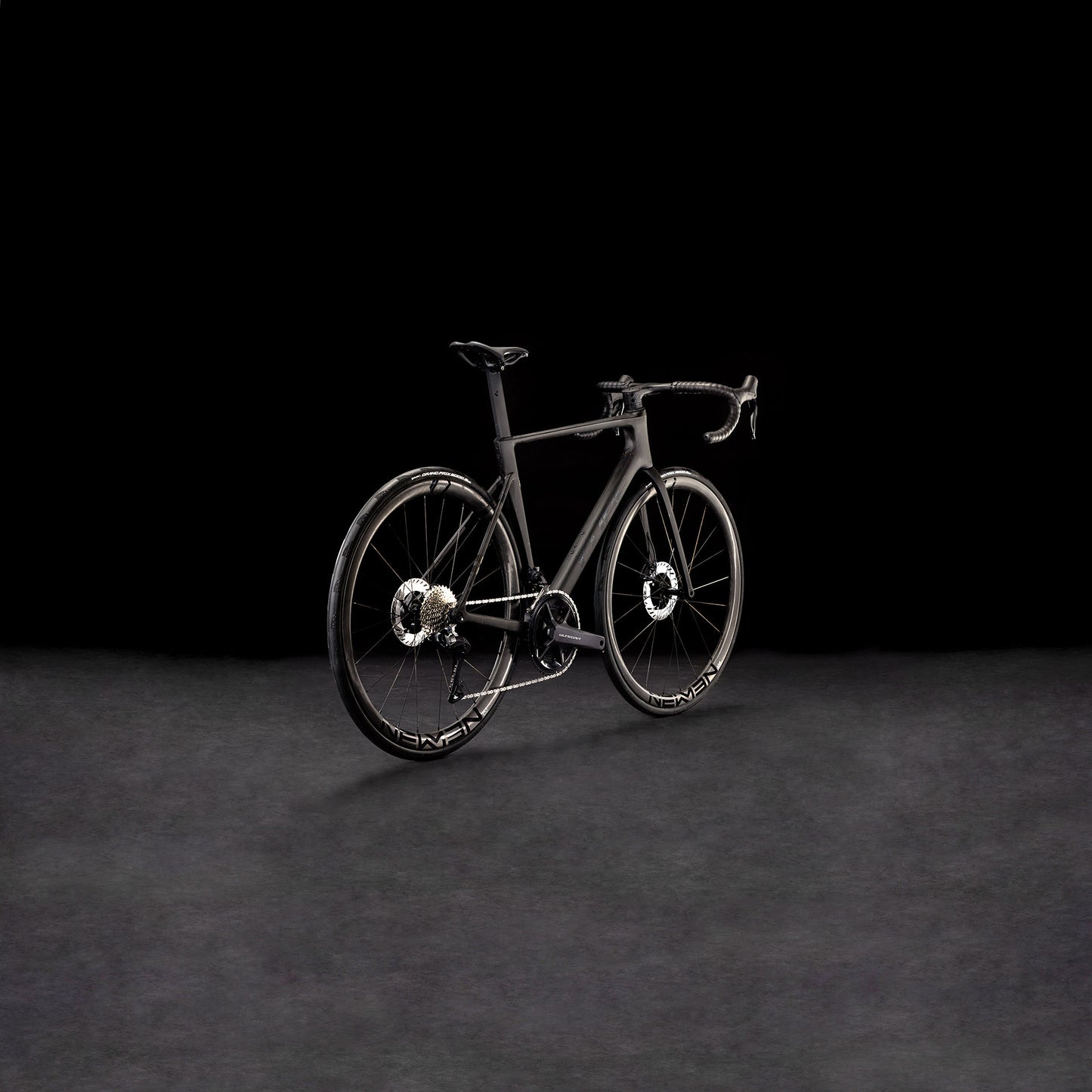 Das CUBE Litening AIR C:68X Race blackline 2025, ein schnittiges Rennrad mit aerodynamischem Carbonrahmen und Shimano Ultegra Di2, besticht durch seine Leistung und seinen Stil vor einem schwarzen Hintergrund.