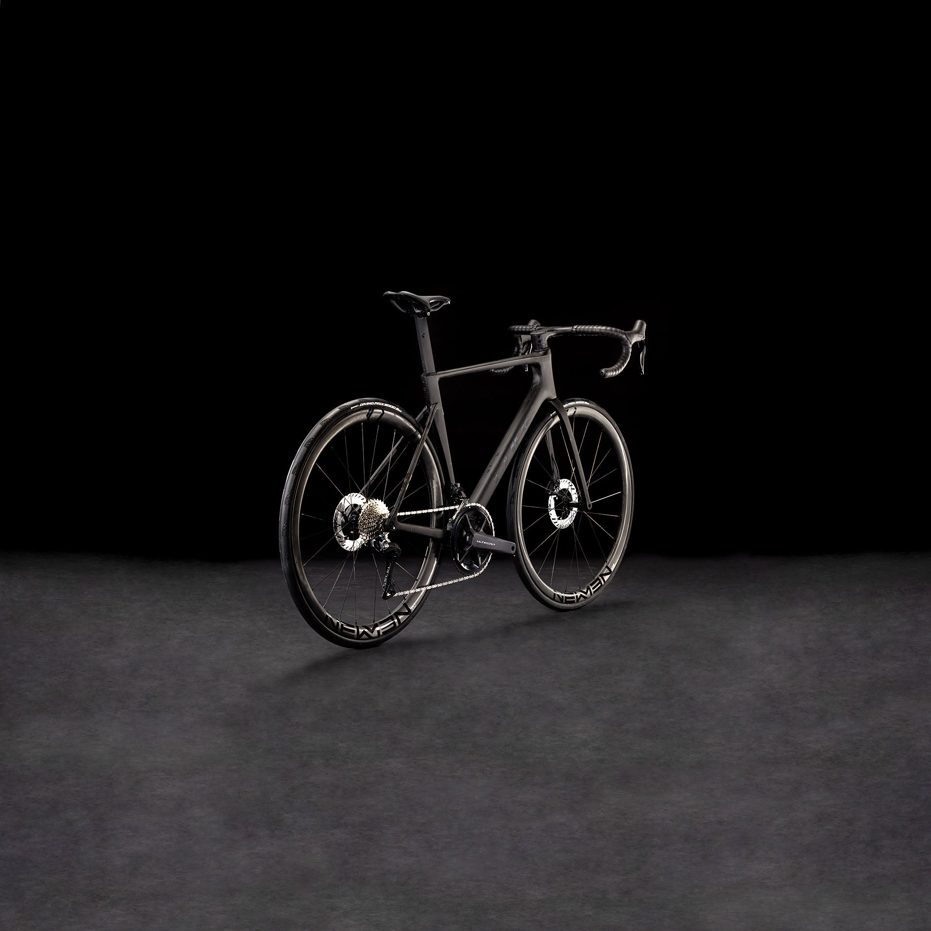 Das CUBE Litening AIR C:68X Race blackline 2025, ein schnittiges Rennrad mit aerodynamischem Carbonrahmen und Shimano Ultegra Di2, besticht durch seine Leistung und seinen Stil vor einem schwarzen Hintergrund.