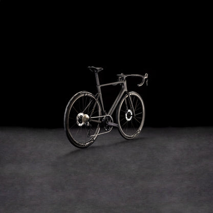 Das CUBE Litening AIR C:68X Race blackline 2025, ein schnittiges Rennrad mit aerodynamischem Carbonrahmen und Shimano Ultegra Di2, besticht durch seine Leistung und seinen Stil vor einem schwarzen Hintergrund.