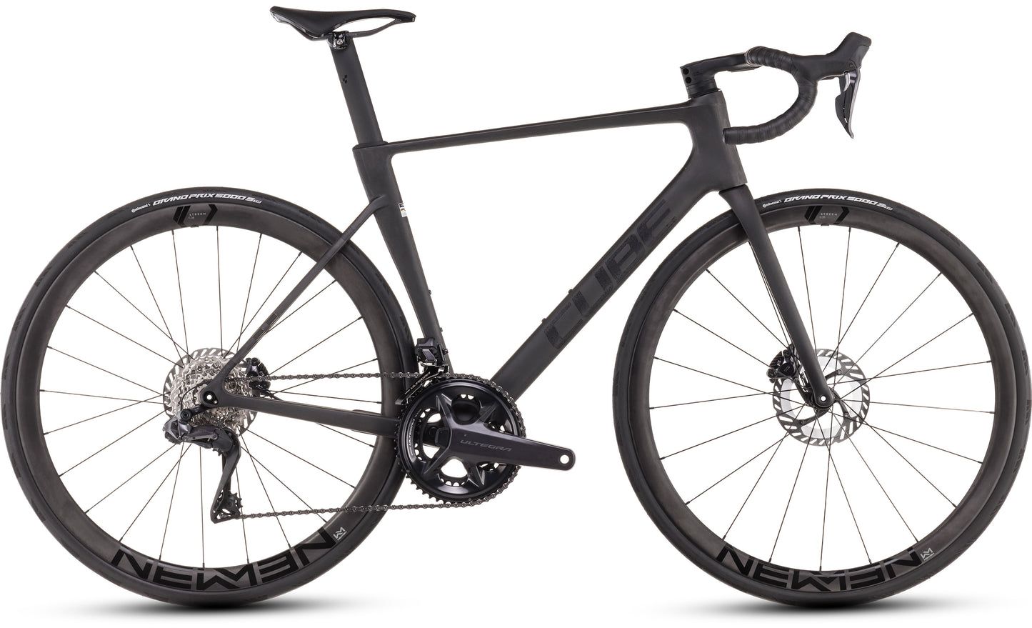Das CUBE Litening AIR C:68X Race blackline 2025 ist im Profil vor weißem Hintergrund abgebildet und verfügt über einen Drop-Lenker, dünne Reifen, Scheibenbremsen, einen minimalistischen Carbonrahmen und Felgen mit NEWMEN-Logo.