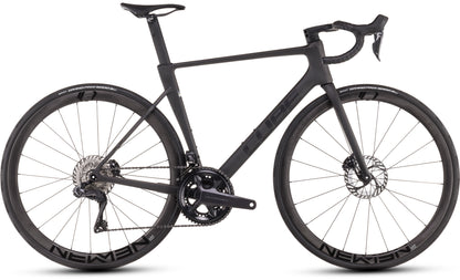 Das CUBE Litening AIR C:68X Race blackline 2025 ist im Profil vor weißem Hintergrund abgebildet und verfügt über einen Drop-Lenker, dünne Reifen, Scheibenbremsen, einen minimalistischen Carbonrahmen und Felgen mit NEWMEN-Logo.