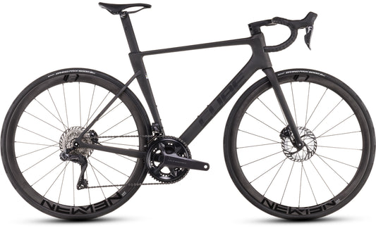 Das CUBE Litening AIR C:68X Race blackline 2025 ist im Profil vor weißem Hintergrund abgebildet und verfügt über einen Drop-Lenker, dünne Reifen, Scheibenbremsen, einen minimalistischen Carbonrahmen und Felgen mit NEWMEN-Logo.