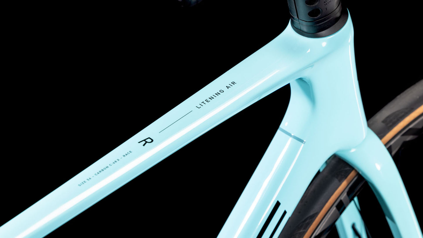 Nahaufnahme des CUBE Litening AIR C:68X Race dazzle'n'black 2025 Fahrradrahmens, die das schlanke, aerodynamische Carbon-Design und das "Litening Air R"-Branding auf dem Oberrohr vor einem schwarzen Hintergrund hervorhebt.