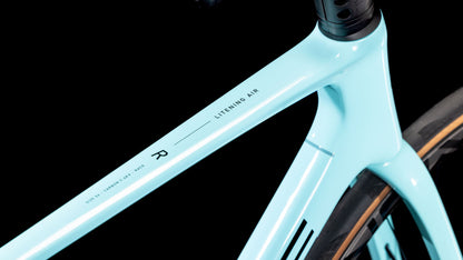Nahaufnahme des CUBE Litening AIR C:68X Race dazzle'n'black 2025 Fahrradrahmens, die das schlanke, aerodynamische Carbon-Design und das "Litening Air R"-Branding auf dem Oberrohr vor einem schwarzen Hintergrund hervorhebt.