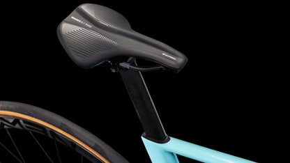 Nahaufnahme eines schwarzen Bontrager Verse Elite-Sattels auf einem blauen Cube Litening AIR C:68X Race dazzle'n'black 2025-Rahmen von CUBE, wobei ein Teil des Hinterrads vor einem schwarzen Hintergrund zu sehen ist.
