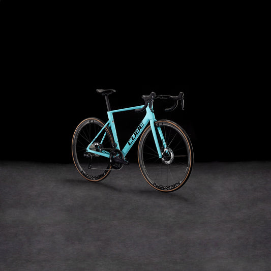 Das CUBE Litening AIR C:68X Race dazzle'n'black 2025 mit Carbon-Rahmen, Drop-Lenker, dünnen Reifen, schwarzen Akzenten und Cube-Logo ist auf dunklem Grund mit Shimano Ultegra Di2-Komponenten abgebildet.