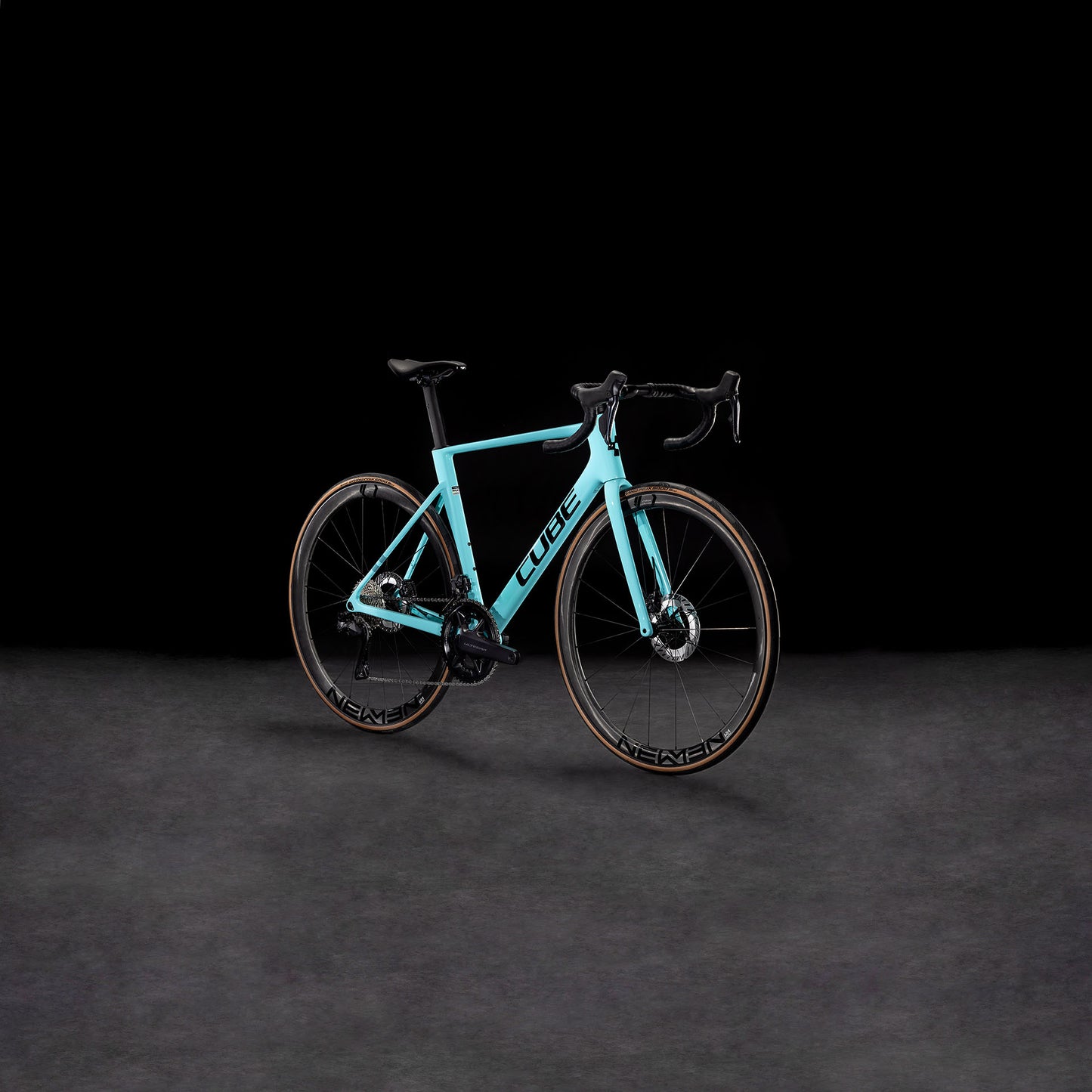 Das CUBE Litening AIR C:68X Race dazzle'n'black 2025 mit Carbon-Rahmen, Drop-Lenker, dünnen Reifen, schwarzen Akzenten und Cube-Logo ist auf dunklem Grund mit Shimano Ultegra Di2-Komponenten abgebildet.