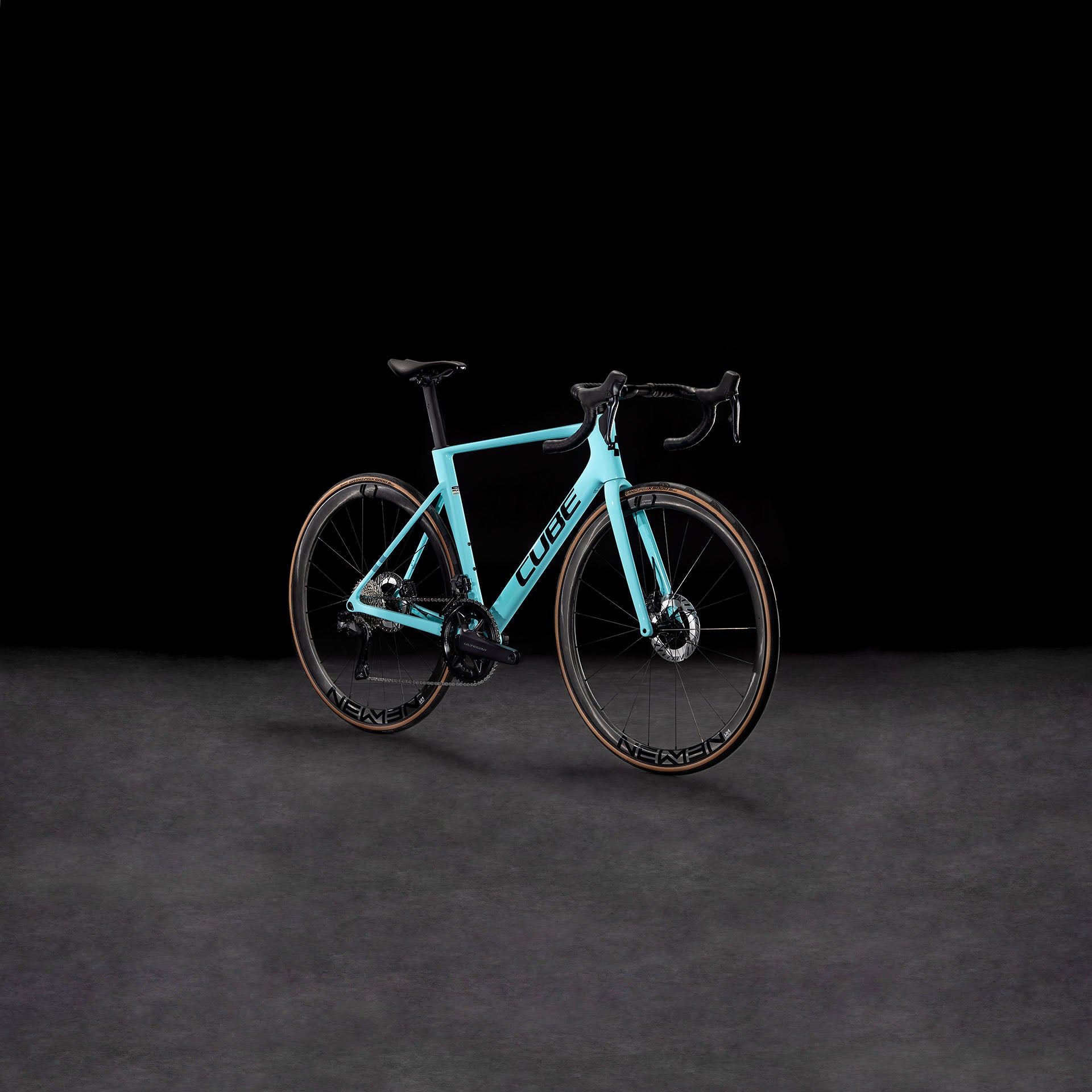 Das CUBE Litening AIR C:68X Race dazzle'n'black 2025 mit Carbon-Rahmen, Drop-Lenker, dünnen Reifen, schwarzen Akzenten und Cube-Logo ist auf dunklem Grund mit Shimano Ultegra Di2-Komponenten abgebildet.