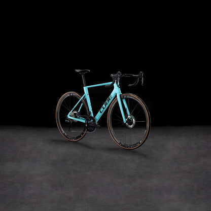 Das CUBE Litening AIR C:68X Race dazzle'n'black 2025 mit Carbon-Rahmen, Drop-Lenker, dünnen Reifen, schwarzen Akzenten und Cube-Logo ist auf dunklem Grund mit Shimano Ultegra Di2-Komponenten abgebildet.