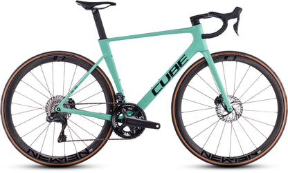 Das CUBE Litening AIR C:68X Race dazzle'n'black 2025 ist ein modernes Rennrad mit Carbonrahmen, tiefem Lenker, dünner Bereifung, Scheibenbremsen und Shimano Ultegra Di2. Das CUBE-Branding sticht auf dem schlanken Rahmen hervor.
