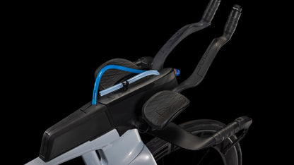 Nahaufnahme des CUBE Aerium C:68X Race foggrey'n'white 2026 Aero-Carbonlenkers mit Armlehnen und integriertem blauen Trinkhalm, der das schlanke, aerodynamische Design des Triathlonrads vor einem schwarzen Hintergrund zeigt.