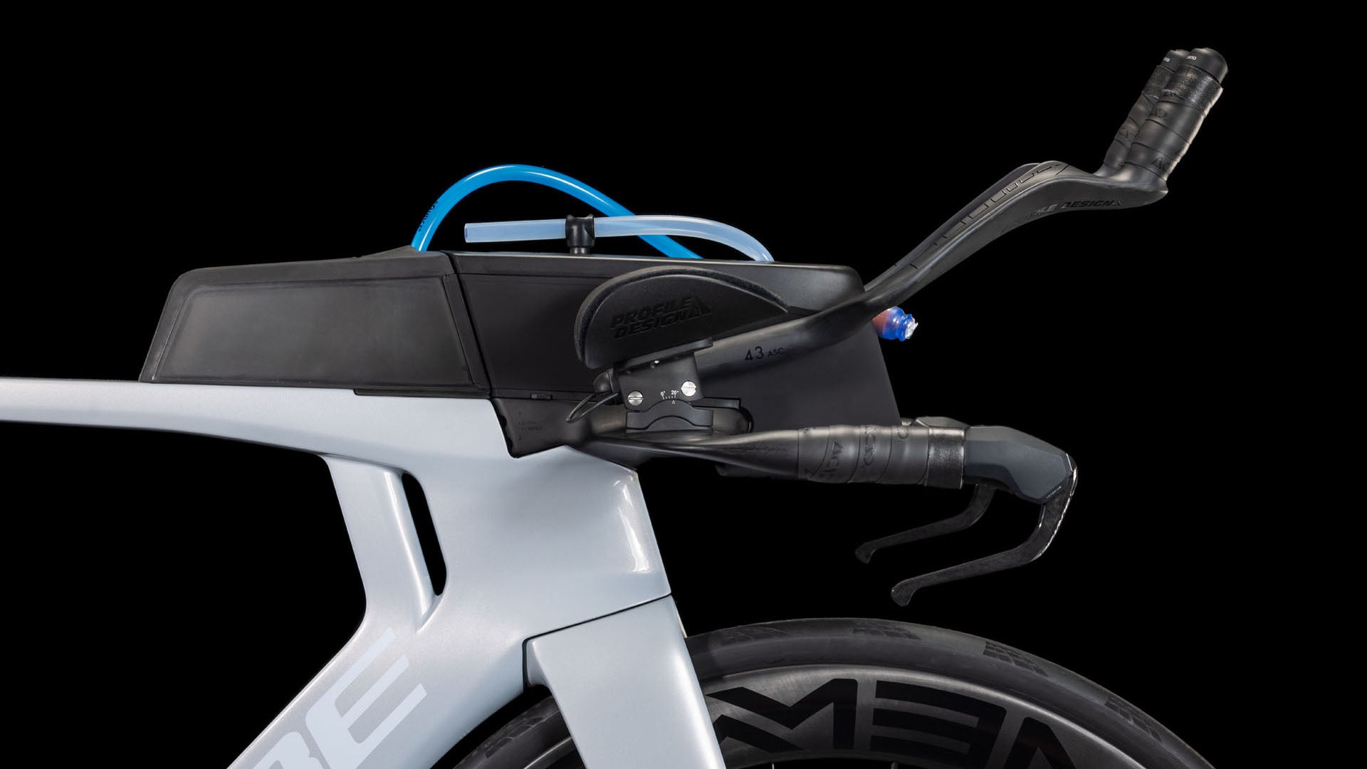 Nahaufnahme des Cube Aerium C:68X Race foggrey'n'white 2026 Aero-Lenkers von CUBE mit integrierter Trinkblase, Aufbewahrungsbox, Shimano Ultegra Di2-Zügen und strukturierten Griffen vor schwarzem Hintergrund.