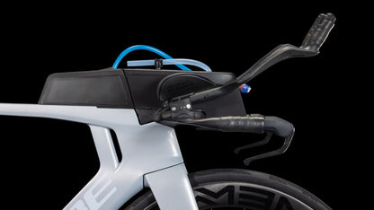 Nahaufnahme des Cube Aerium C:68X Race foggrey'n'white 2026 Aero-Lenkers von CUBE mit integrierter Trinkblase, Aufbewahrungsbox, Shimano Ultegra Di2-Zügen und strukturierten Griffen vor schwarzem Hintergrund.