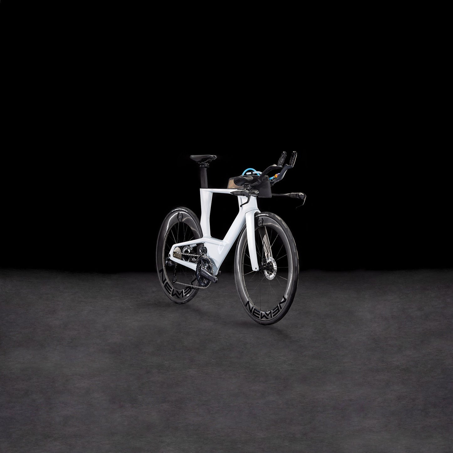 Das CUBE Aerium C:68X Race foggrey'n'white 2026 Carbon-Triathlonrad wird mit Tiefbett-Laufrädern, Shimano Ultegra Di2 und Aero-Lenker vor einem dunklen, nahtlosen Hintergrund gezeigt.