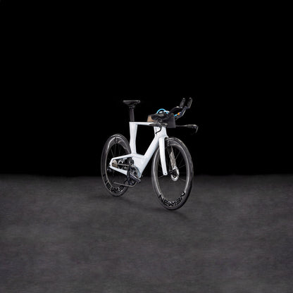 Das CUBE Aerium C:68X Race foggrey'n'white 2026 Carbon-Triathlonrad wird mit Tiefbett-Laufrädern, Shimano Ultegra Di2 und Aero-Lenker vor einem dunklen, nahtlosen Hintergrund gezeigt.