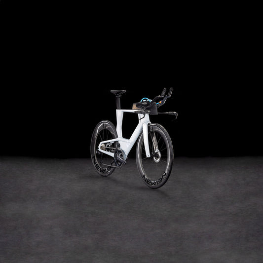 Das CUBE Aerium C:68X Race foggrey'n'white 2026 Carbon-Triathlonrad wird mit Tiefbett-Laufrädern, Shimano Ultegra Di2 und Aero-Lenker vor einem dunklen, nahtlosen Hintergrund gezeigt.