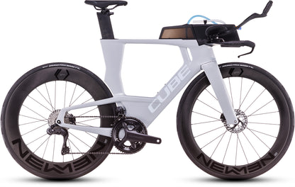 Das CUBE Aerium C:68X Race foggrey'n'white 2026 ist ein Carbon-Triathlonrad mit Tiefbett-Laufrädern, Shimano Ultegra Di2 und integrierter Trinkblase. Abgebildet von der Seite auf einem schlichten weißen Hintergrund.