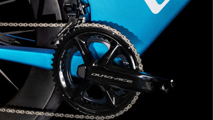 Nahaufnahme einer schwarzen Shimano Dura-Ace Di2-Kurbelgarnitur und Kette auf dem blau-weißen Cube Aerium C:68X SLT nebula'n'white 2026 von CUBE, mit detailliertem Blick auf Kettenblatt und Antriebskomponenten vor dunklem Hintergrund.