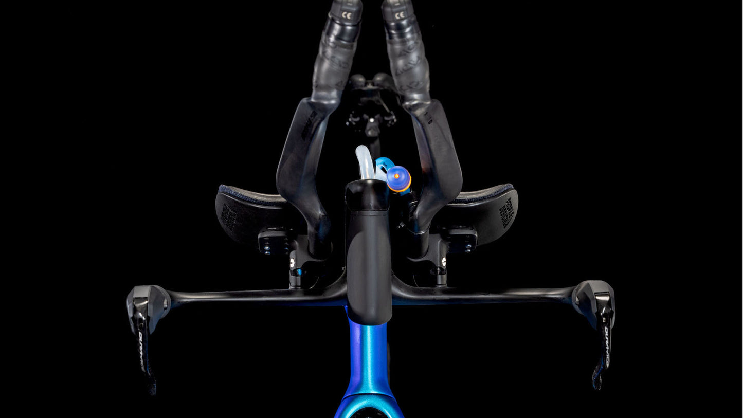 Frontansicht des CUBE Aerium C:68X SLT nebula'n'white 2026 Rennrads mit Carbon Aero-Lenker, Verlängerungen, Shimano Dura-Ace Di2 Steuerung, Handgriffen und Trinkhalm vor schwarzem Hintergrund.