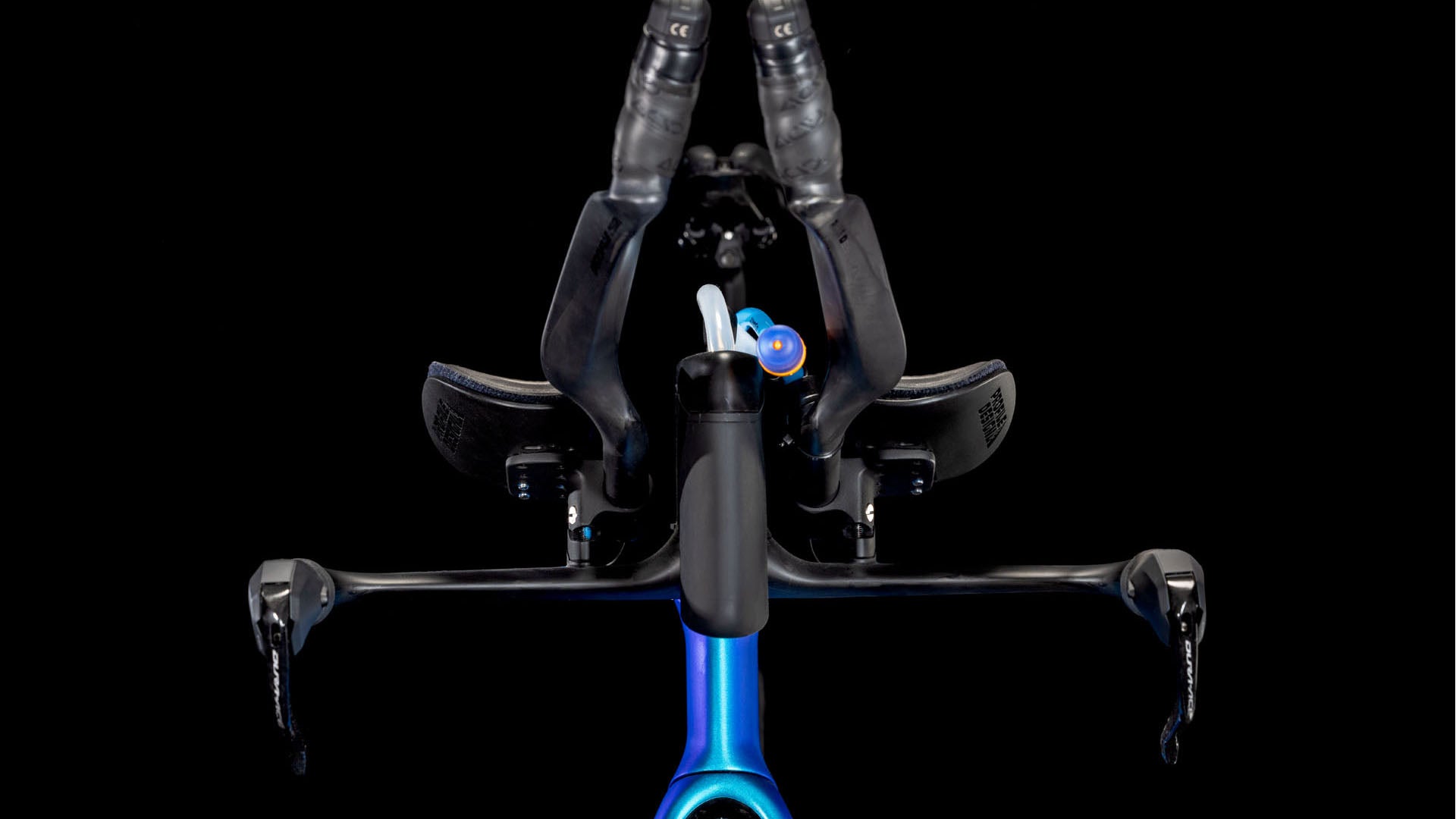 Frontansicht des CUBE Aerium C:68X SLT nebula'n'white 2026 Rennrads mit Carbon Aero-Lenker, Verlängerungen, Shimano Dura-Ace Di2 Steuerung, Handgriffen und Trinkhalm vor schwarzem Hintergrund.