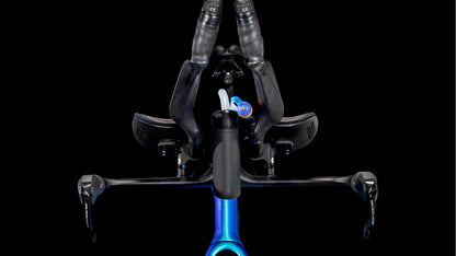Frontansicht des CUBE Aerium C:68X SLT nebula'n'white 2026 Rennrads mit Carbon Aero-Lenker, Verlängerungen, Shimano Dura-Ace Di2 Steuerung, Handgriffen und Trinkhalm vor schwarzem Hintergrund.