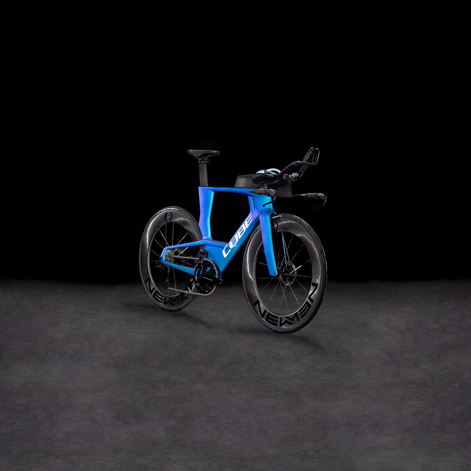 Das CUBE Aerium C:68X SLT nebula'n'white 2026 ist ein modernes Zeitfahr-Rennrad mit Carbonrahmen, tiefen Carbon-Laufrädern, abgewinkeltem Lenker und Shimano Dura-Ace Di2, abgebildet vor einem dunklen Hintergrund.