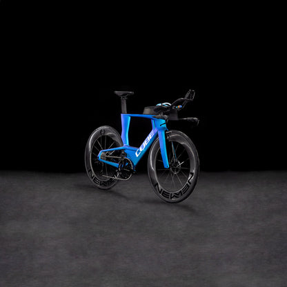 Das CUBE Aerium C:68X SLT nebula'n'white 2026 ist ein modernes Zeitfahr-Rennrad mit Carbonrahmen, tiefen Carbon-Laufrädern, abgewinkeltem Lenker und Shimano Dura-Ace Di2, abgebildet vor einem dunklen Hintergrund.