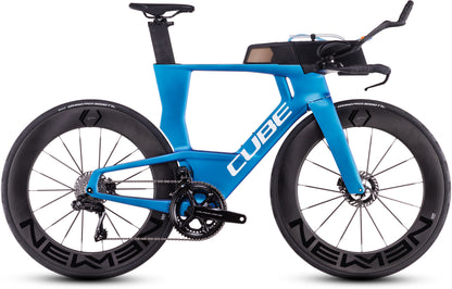 Das CUBE Aerium C:68X SLT nebula'n'white 2026 ist ein modernes Triathlonrad in nebelblau mit weißem Branding, schwarzen Laufrädern mit tiefem Profil, integriertem Lenker und Shimano Dura-Ace Di2 für höchste Geschwindigkeit und Leistung.