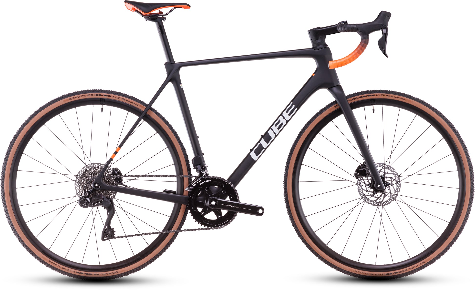 Ein schnittiges CUBE Cross Race C:62 Pro carbon'n'orange 2025 Rennrad mit tiefem Lenker, orangefarbenen Akzenten, dünnen braunen Reifen, Scheibenbremsen und einem leichten Carbonrahmen, ausgestattet mit Shimano 105 Di2, abgebildet im Seitenprofil auf Weiß.
