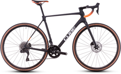 Ein schnittiges CUBE Cross Race C:62 Pro carbon'n'orange 2025 Rennrad mit tiefem Lenker, orangefarbenen Akzenten, dünnen braunen Reifen, Scheibenbremsen und einem leichten Carbonrahmen, ausgestattet mit Shimano 105 Di2, abgebildet im Seitenprofil auf Weiß.