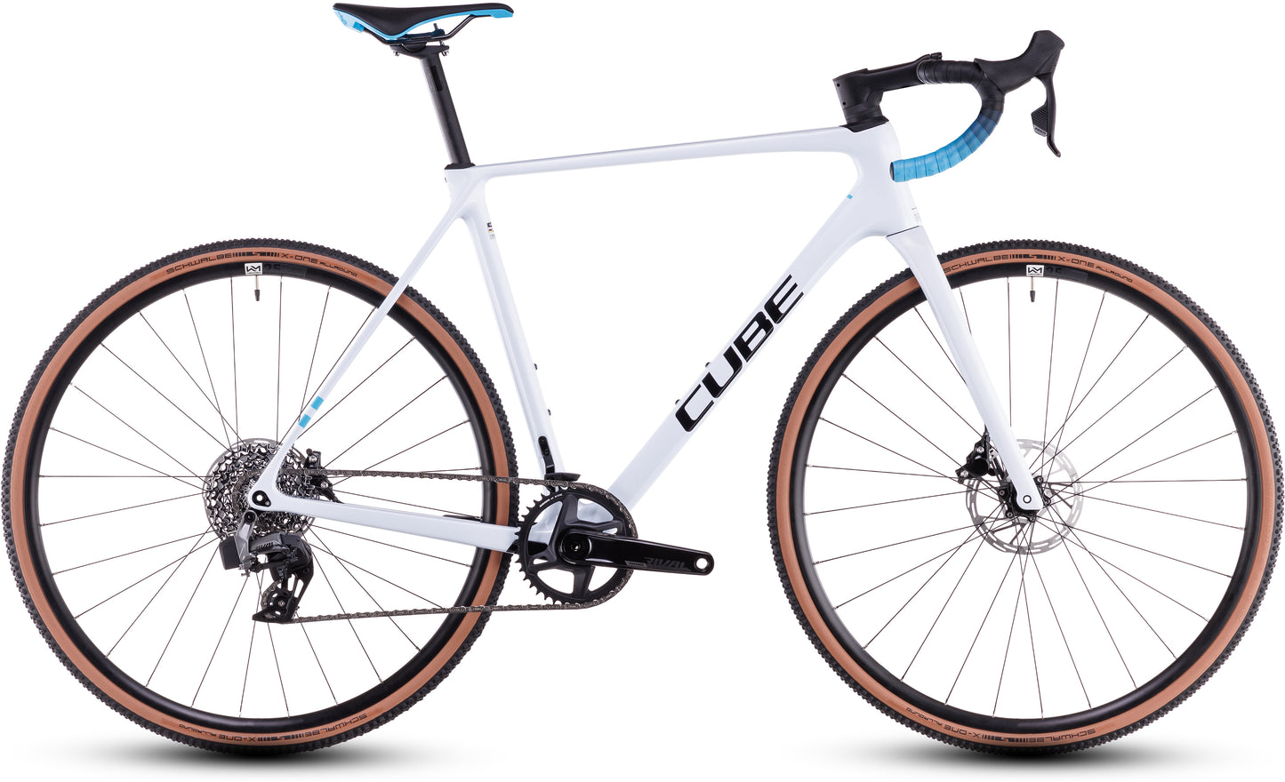 Das CUBE Cross Race C:62 Race polarwhite'n'blue 2025 ist ein Cyclocross-Rad mit schwarzen und blauen Akzenten, Sram Rival AXS, abnehmbarem Lenker, Scheibenbremsen und hellbraunen Seitenwandreifen. Abgebildet in der Seitenansicht auf weißem Hintergrund.