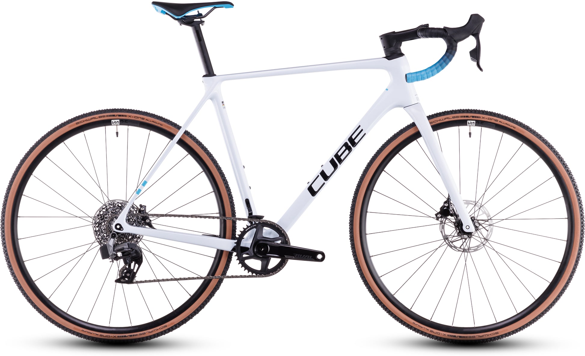 Das CUBE Cross Race C:62 Race polarwhite'n'blue 2025 ist ein Cyclocross-Rad mit schwarzen und blauen Akzenten, Sram Rival AXS, abnehmbarem Lenker, Scheibenbremsen und hellbraunen Seitenwandreifen. Abgebildet in der Seitenansicht auf weißem Hintergrund.